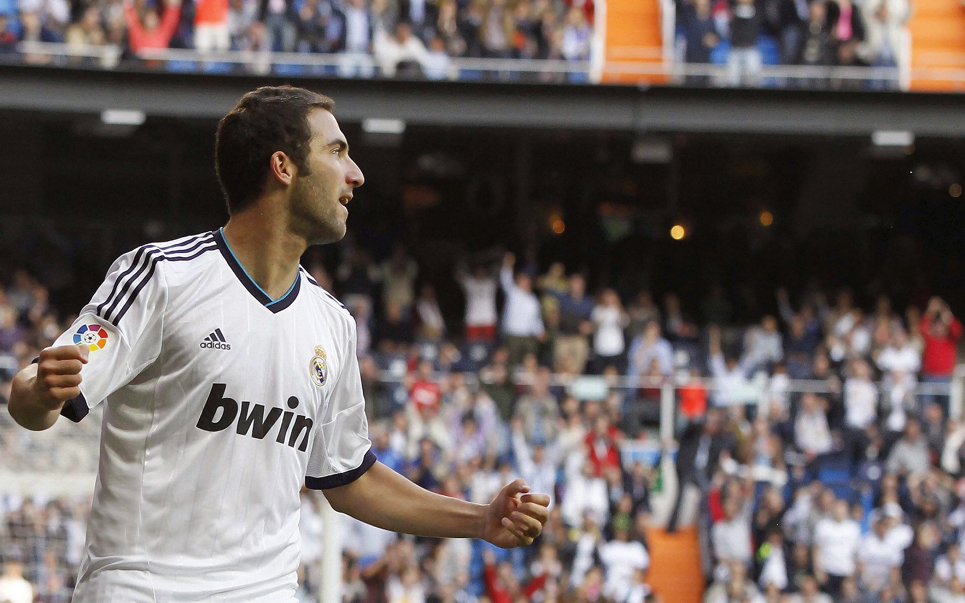 火爆对决引发球迷狂热,胜者笑逐颜开,火爆对决2