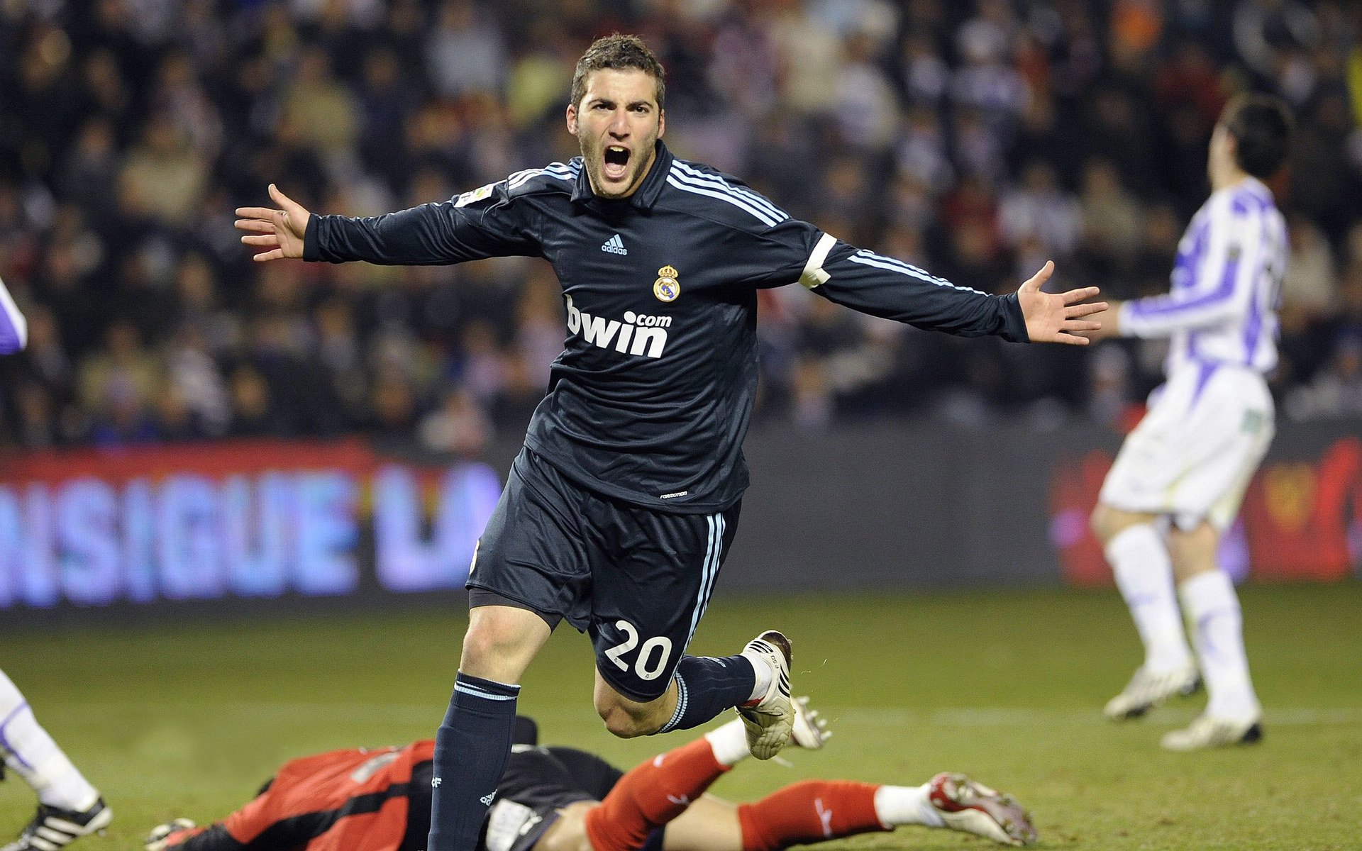 巴萨坚持高位压迫战术收效明显,巴萨经典战术